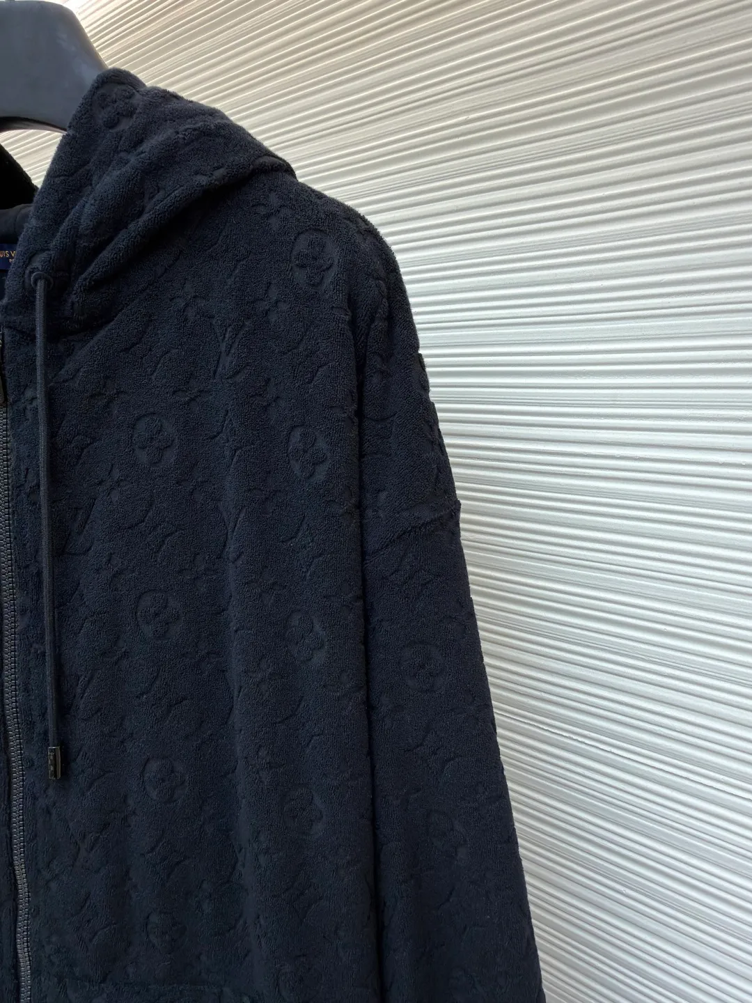 LOUIS VUITTON all-over printed terry zipper jacket ●Original version: Purchased and developed for 14100 ●Item number: 1681418-B05 ●Fabric: Soft cotton blended terry luxury chiffon fabric ●Technology: Three-dimensional relief jacquard production ●Color: black ●Version: fitted version ●Weight: about 905 grams ●Size: S-M-L-XL ●Description: Custom-dyed soft cotton blended terry luxury terry fabric with clear texture, plump and lazy, comfortable and close to the skin, with navy blue as the main tone, as calm and profound as the deep sea, full-width Monogram embossing makes a stunning appearance, derived from the brand's profound cultural heritage, dark grain weaving, velvet feeling becomes poetry, quietly emerging with a looming attitude, fully recognizable, interpreting unparalleled fashion style, publicity in restraint, sophistication in casualness Make every touch a ceremonial experience, the three-dimensional relief jacquard technique uses a high-density electronic jacquard machine to achieve the Monogram three-dimensional effect through the "positive and negative layer weaving method". Apply heat pressure to the fabric locally through a customized mold to hot-melt the fibers in specific areas. Permanently shape the relief outline and position the cutting bed with infrared rays to achieve precise positioning of the material through infrared emitters and infrared receivers. The accuracy can reach the micron level. This meets Monogram's high-precision cutting, the overall routing is straight and delicate, the fabric is comfortable and soft, and the color is consistent without color difference. It can be matched with the same style to create a fashionable look and control various occasions. Customized accessories, complete with three standards, same style for men and women!